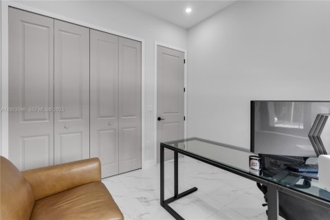 House in Hialeah, Florida 4 bedrooms, 148.64 sq.m. № 1976849 - photo 25