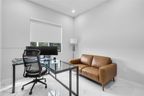 House in Hialeah, Florida 4 bedrooms, 148.64 sq.m. № 1976849 - photo 24