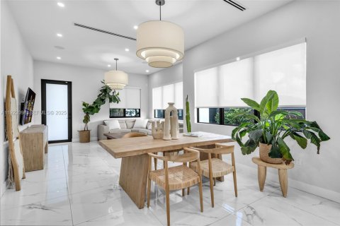 House in Hialeah, Florida 4 bedrooms, 148.64 sq.m. № 1976849 - photo 8