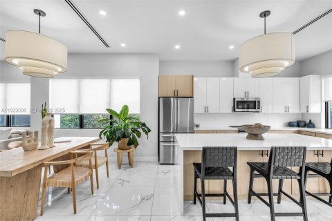 House in Hialeah, Florida 4 bedrooms, 148.64 sq.m. № 1976849 - photo 11