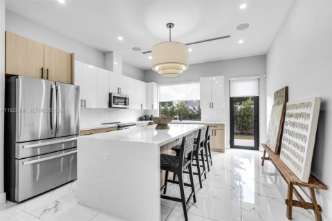 House in Hialeah, Florida 4 bedrooms, 148.64 sq.m. № 1976849 - photo 9
