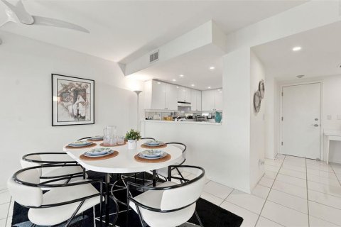 Condo in Longboat Key, Florida, 2 bedrooms  № 2385886 - photo 17