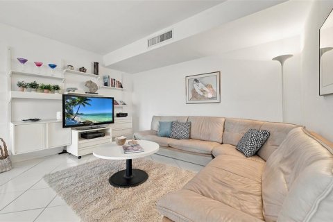 Condo in Longboat Key, Florida, 2 bedrooms  № 2385886 - photo 14