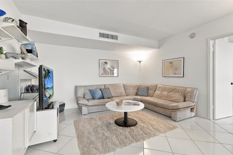Condo in Longboat Key, Florida, 2 bedrooms  № 2385886 - photo 13