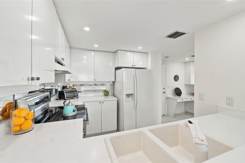 Condo in Longboat Key, Florida, 2 bedrooms  № 2385886 - photo 20