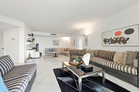 Condo in Longboat Key, Florida, 2 bedrooms  № 2385886 - photo 11