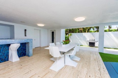 House in Miami, Florida 7 bedrooms, 446.86 sq.m. № 1713573 - photo 27