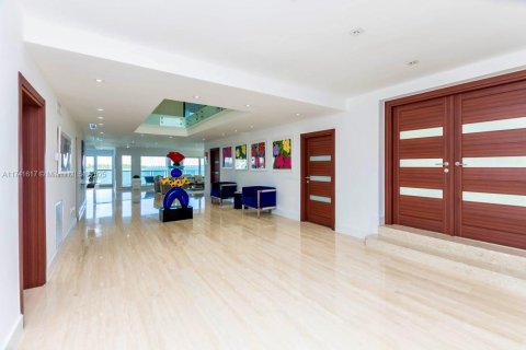 House in Miami, Florida 7 bedrooms, 446.86 sq.m. № 1713573 - photo 18