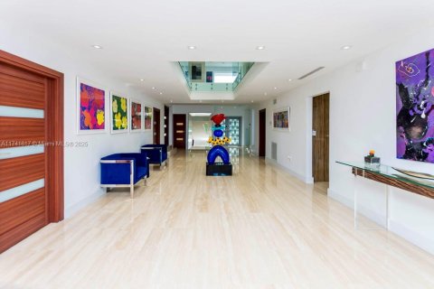 House in Miami, Florida 7 bedrooms, 446.86 sq.m. № 1713573 - photo 19