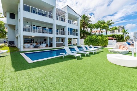 House in Miami, Florida 7 bedrooms, 446.86 sq.m. № 1713573 - photo 1