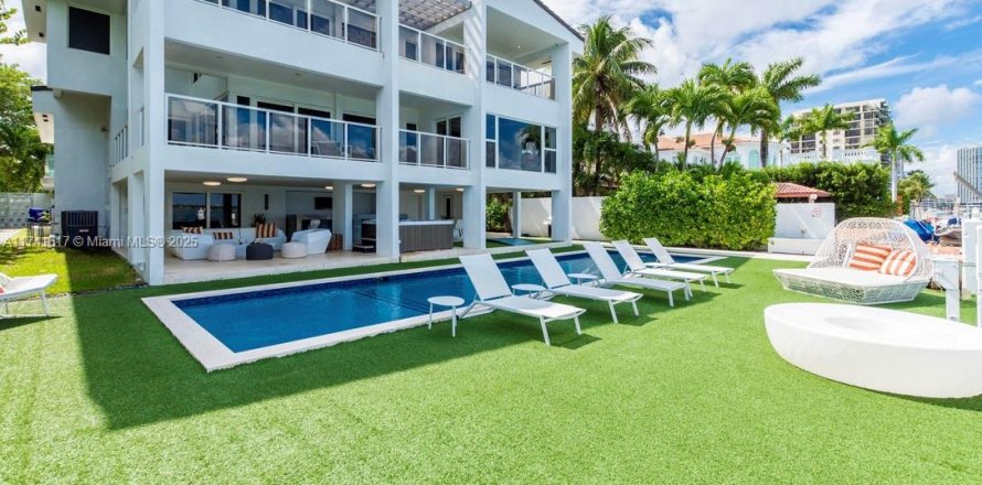 House in Miami, Florida 7 bedrooms, 446.86 sq.m. № 1713573