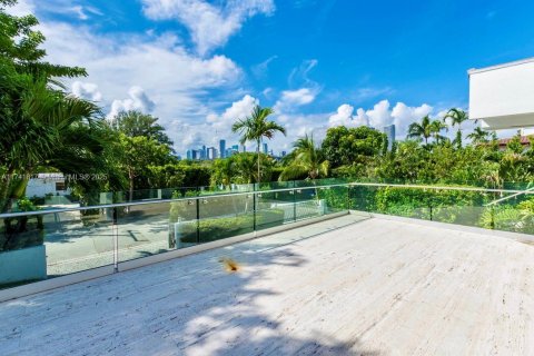 House in Miami, Florida 7 bedrooms, 446.86 sq.m. № 1713573 - photo 8