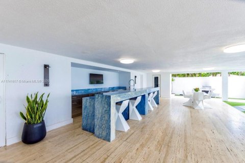 House in Miami, Florida 7 bedrooms, 446.86 sq.m. № 1713573 - photo 17