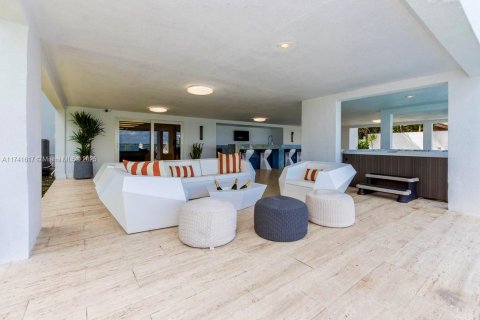 House in Miami, Florida 7 bedrooms, 446.86 sq.m. № 1713573 - photo 25