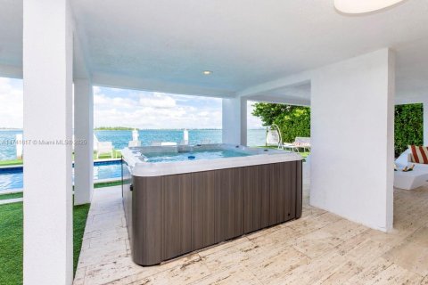 House in Miami, Florida 7 bedrooms, 446.86 sq.m. № 1713573 - photo 16