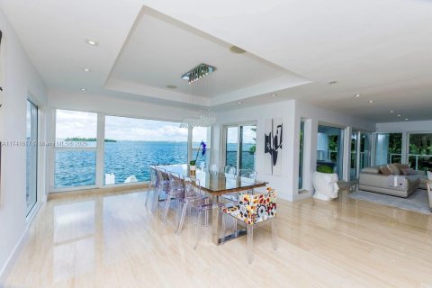 House in Miami, Florida 7 bedrooms, 446.86 sq.m. № 1713573 - photo 15
