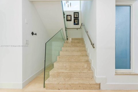 House in Miami, Florida 7 bedrooms, 446.86 sq.m. № 1713573 - photo 23