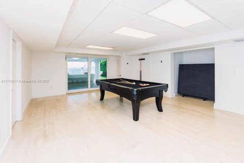 House in Miami, Florida 7 bedrooms, 446.86 sq.m. № 1713573 - photo 21