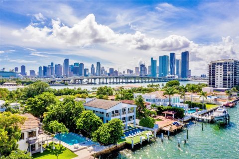 House in Miami, Florida 7 bedrooms, 446.86 sq.m. № 1713573 - photo 3