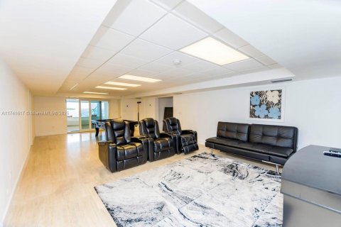 House in Miami, Florida 7 bedrooms, 446.86 sq.m. № 1713573 - photo 24