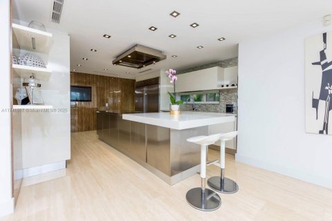 House in Miami, Florida 7 bedrooms, 446.86 sq.m. № 1713573 - photo 4