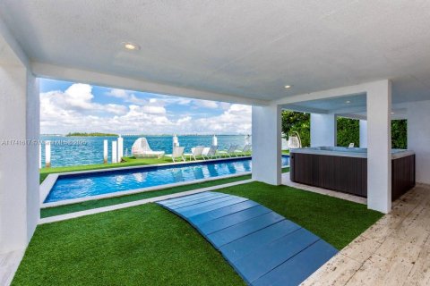 House in Miami, Florida 7 bedrooms, 446.86 sq.m. № 1713573 - photo 10
