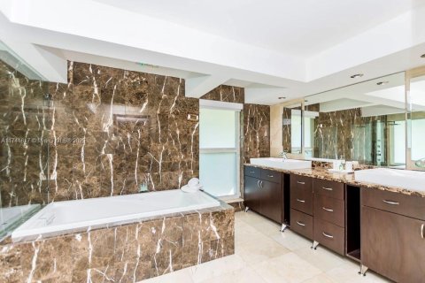 House in Miami, Florida 7 bedrooms, 446.86 sq.m. № 1713573 - photo 30