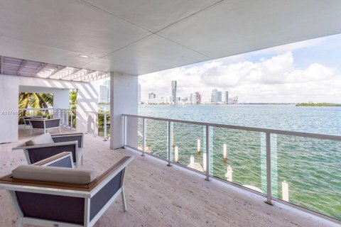 House in Miami, Florida 7 bedrooms, 446.86 sq.m. № 1713573 - photo 13