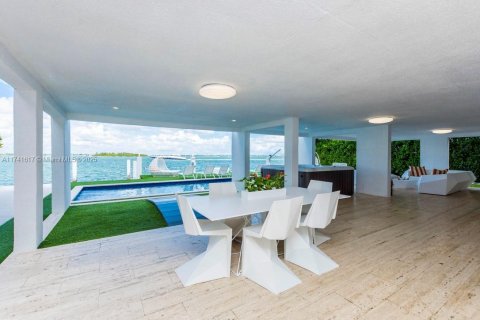 House in Miami, Florida 7 bedrooms, 446.86 sq.m. № 1713573 - photo 9