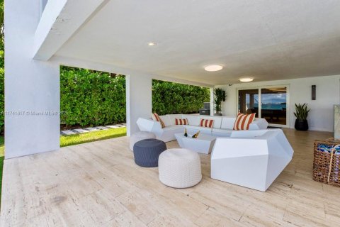 House in Miami, Florida 7 bedrooms, 446.86 sq.m. № 1713573 - photo 11