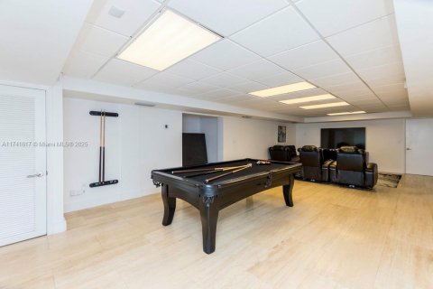 House in Miami, Florida 7 bedrooms, 446.86 sq.m. № 1713573 - photo 22