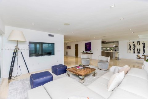 House in Miami, Florida 7 bedrooms, 446.86 sq.m. № 1713573 - photo 20
