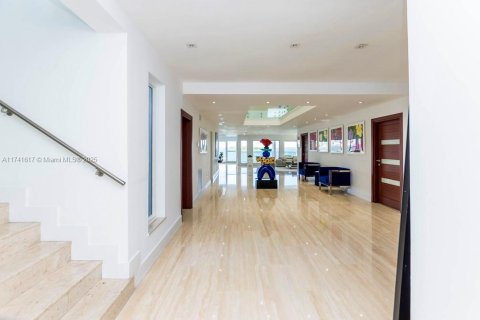House in Miami, Florida 7 bedrooms, 446.86 sq.m. № 1713573 - photo 26