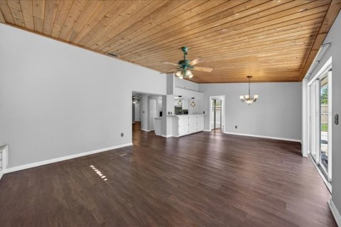 House in Pinellas Park, Florida 4 bedrooms, 175.4 sq.m. № 2222602 - photo 23