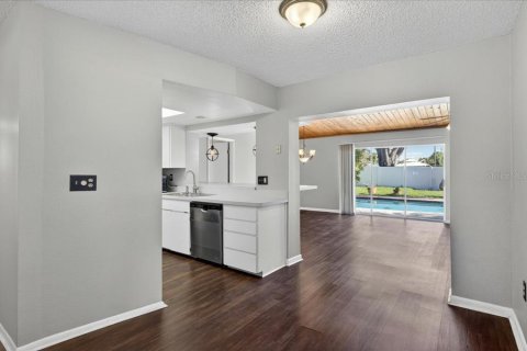 House in Pinellas Park, Florida 4 bedrooms, 175.4 sq.m. № 2222602 - photo 13