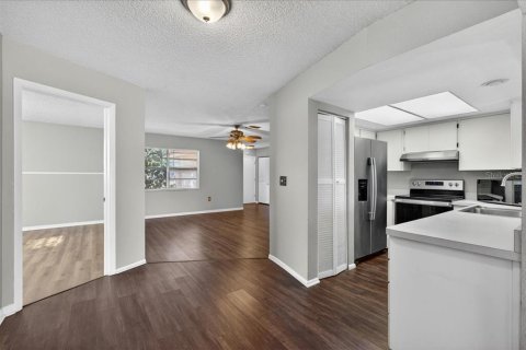 House in Pinellas Park, Florida 4 bedrooms, 175.4 sq.m. № 2222602 - photo 16