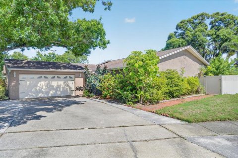 House in Pinellas Park, Florida 4 bedrooms, 175.4 sq.m. № 2222602 - photo 2