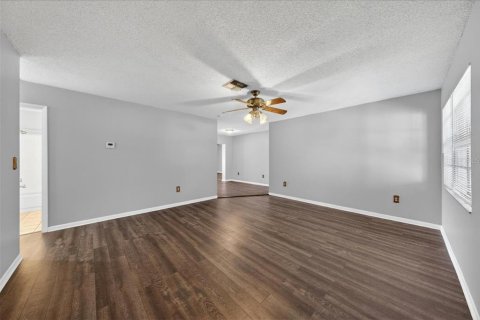 House in Pinellas Park, Florida 4 bedrooms, 175.4 sq.m. № 2222602 - photo 5