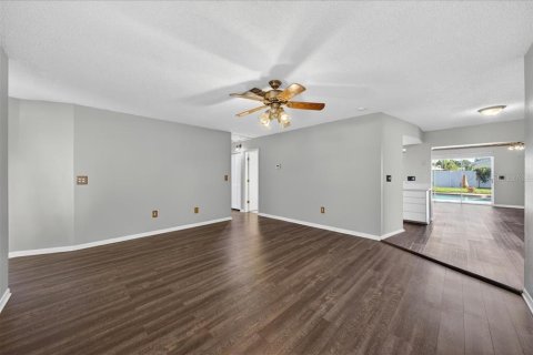 House in Pinellas Park, Florida 4 bedrooms, 175.4 sq.m. № 2222602 - photo 7