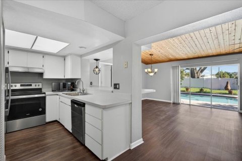 House in Pinellas Park, Florida 4 bedrooms, 175.4 sq.m. № 2222602 - photo 10