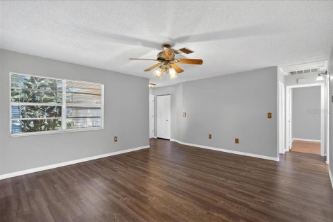 House in Pinellas Park, Florida 4 bedrooms, 175.4 sq.m. № 2222602 - photo 3