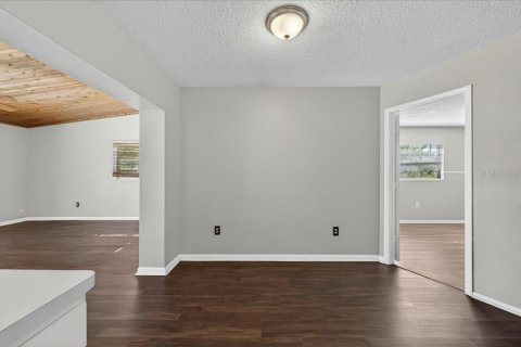 House in Pinellas Park, Florida 4 bedrooms, 175.4 sq.m. № 2222602 - photo 14