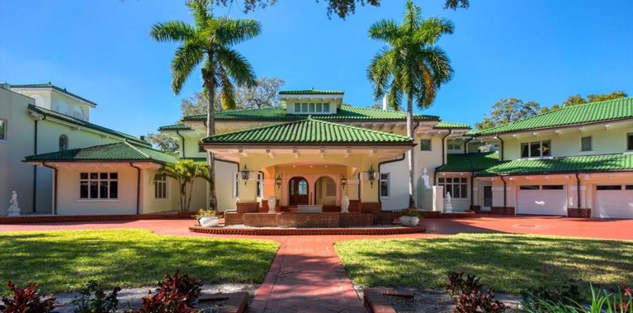 House in Clearwater, Florida 10 bedrooms, 1530.29 sq.m. № 1579139