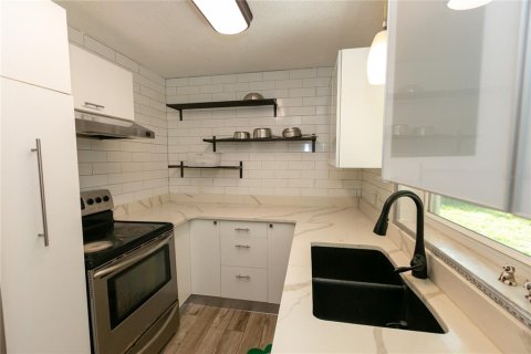 House in Winter Park, Florida 3 bedrooms, 106.74 sq.m. № 2222757 - photo 2
