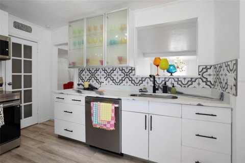 House in Dunedin, Florida 3 bedrooms, 205.87 sq.m. № 1788251 - photo 2