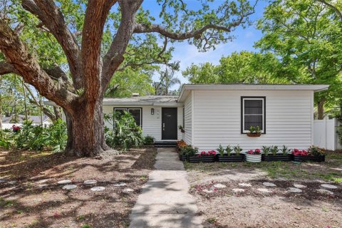 House in Dunedin, Florida 3 bedrooms, 205.87 sq.m. № 1788251 - photo 1