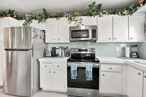 Condo in Lake Worth, Florida, 2 bedrooms  № 2378668 - photo 10
