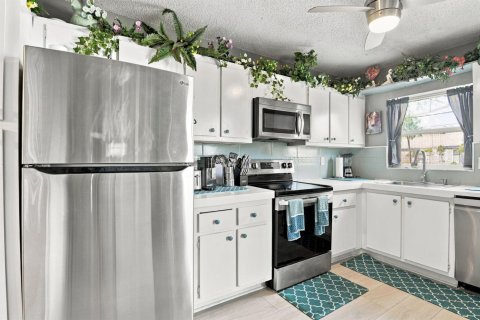 Condo in Lake Worth, Florida, 2 bedrooms  № 2378668 - photo 9