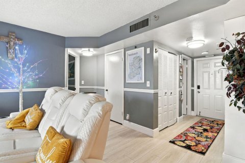Condo in Lake Worth, Florida, 2 bedrooms  № 2378668 - photo 3
