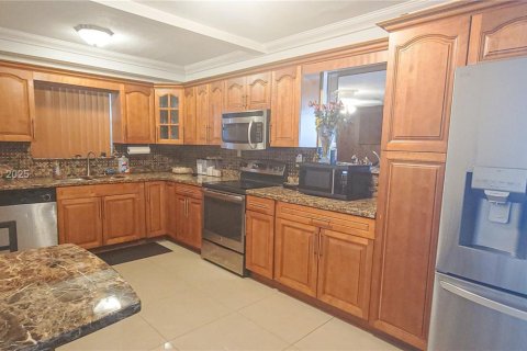 House in Miramar, Florida 3 bedrooms № 1845751 - photo 9